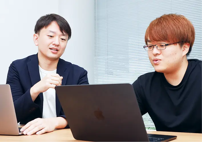 CEO&CTOと社員が相談している様子
