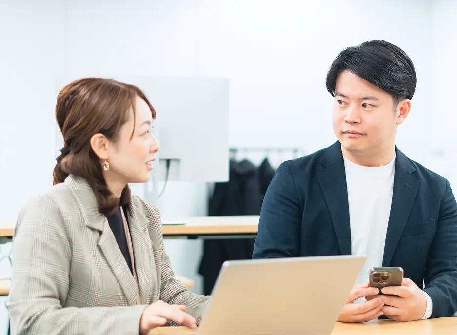 社員同士で相談している様子