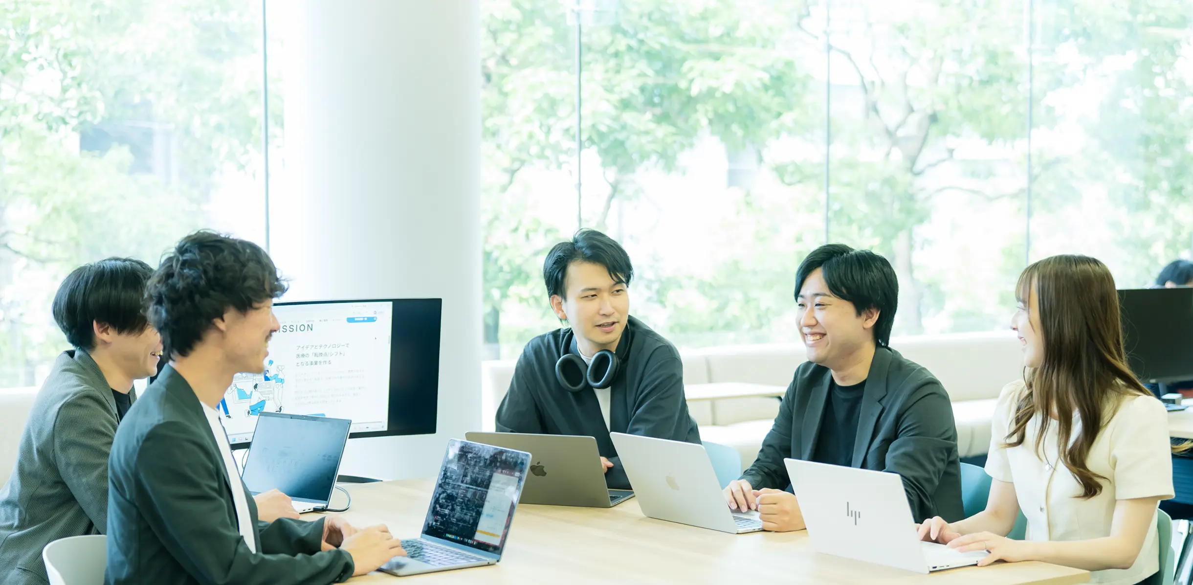 5人の社員が会議をしている様子