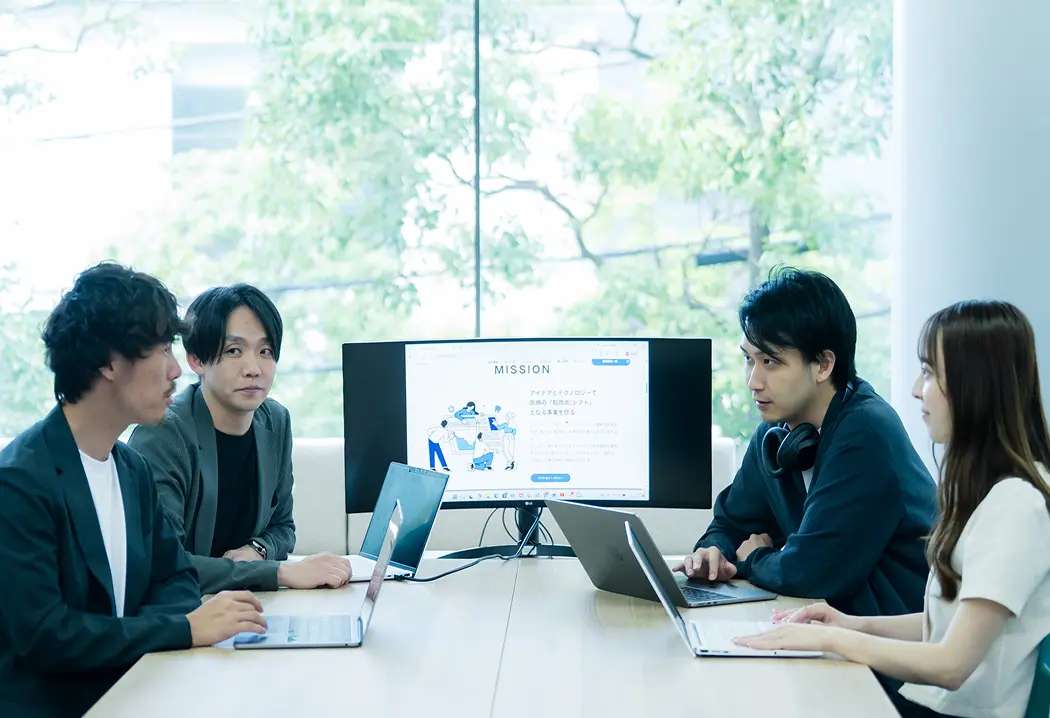 社員同士で打ち合わせしている様子